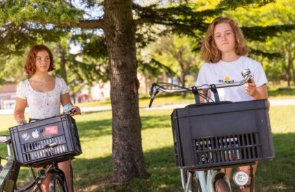 Vaccinatiecampagne Den Haag tieners na de puber HPV prik in het park met hun fiets
