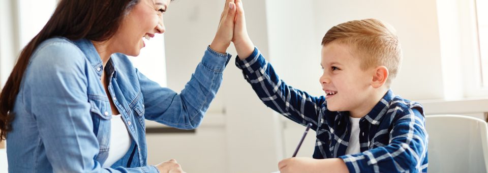 Kind en volwassen vrouw geven elkaar een high five