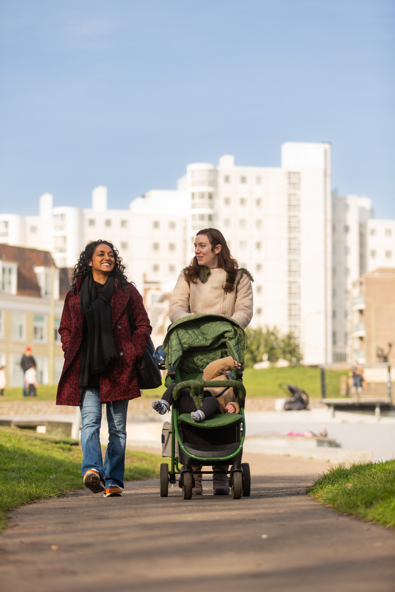 Twee moeders van Moeders Informeren Moeders wandelen in Scheveningen