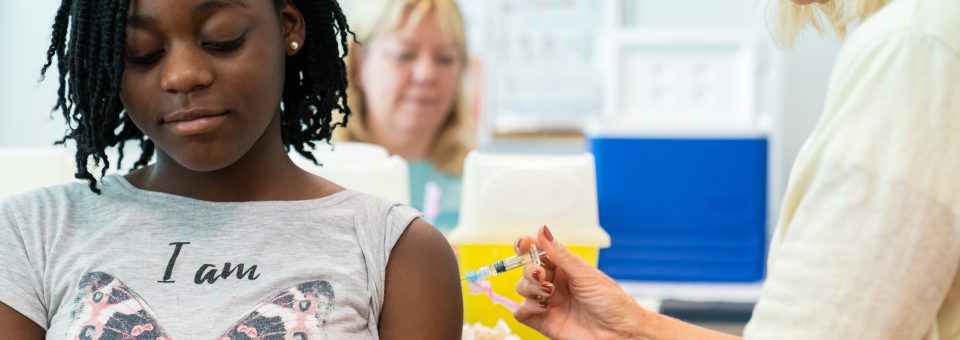 Meisje krijgt HPV-vaccinatie