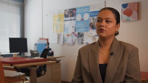 Stilstaand beeld uit het filmpje waarin jeugdverpleegkundige Katja vertelt over haar werk bij het CJG